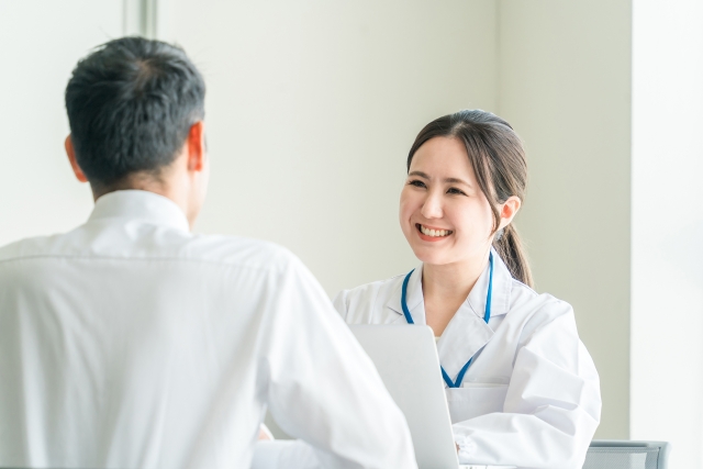 診療中に算定要件を確認する医師とスタッフ